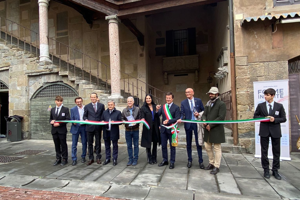 Lara Magoni, Giorgio Gori, Francesco Maroni e Alberto Gottardi e un rappresentate di Ascom Bergamo tagliano il nastro Al via da a Bergamo il weekend dei formaggi