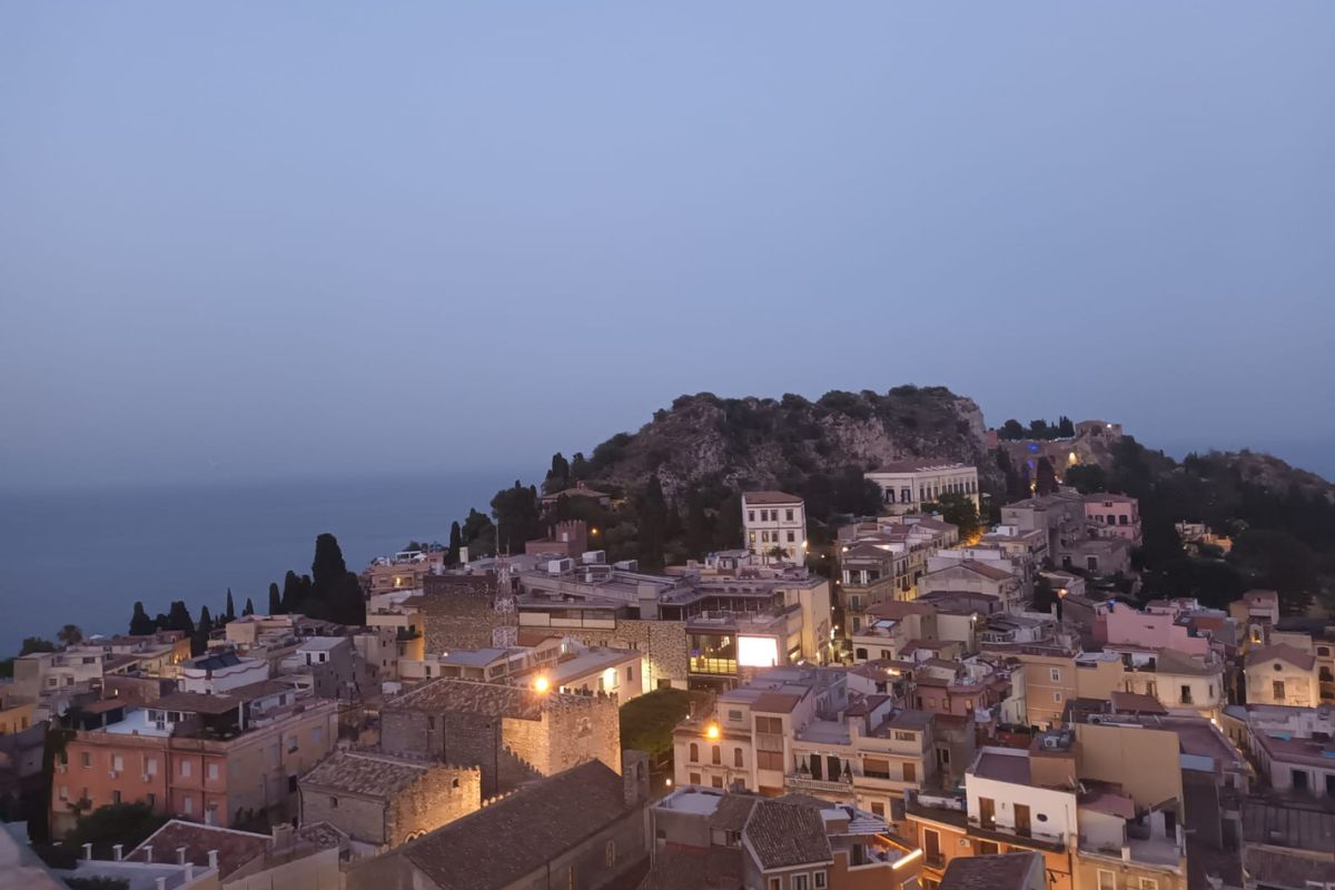 Una cena elegante di Versante Est all'NH Collection di Taormina