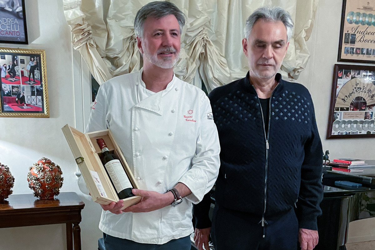 Lo chef Tarabini e Andrea bocelli con una bottiglia dell'Azienda agricola Caven  Euro-Toques cucina per Bocelli con gli chef Derflingher e Tarabini