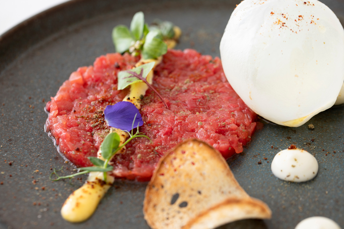 Tartare di pomodoro, bubble di Mozzarella di Claudio Sadler (foto di Costanza Nardella) Tartare di pomodori S. Marzano  con bubble di mozzarella di bufala e pesto leggero