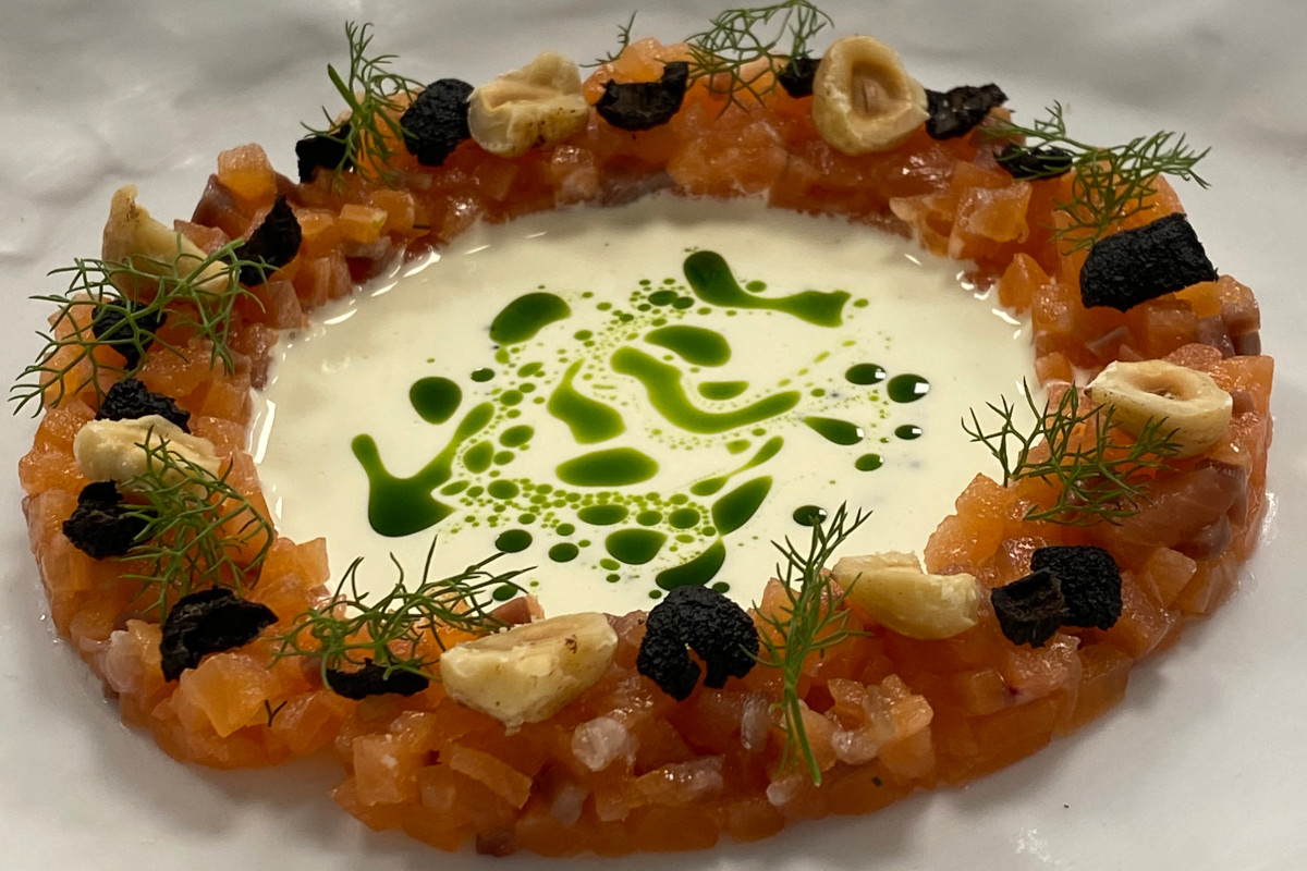Tartare di salmone con crema di mandarino, mascarpone, nocciole e olive nere Tartare di salmone con crema di mandarino, mascarpone, nocciole e olive nere