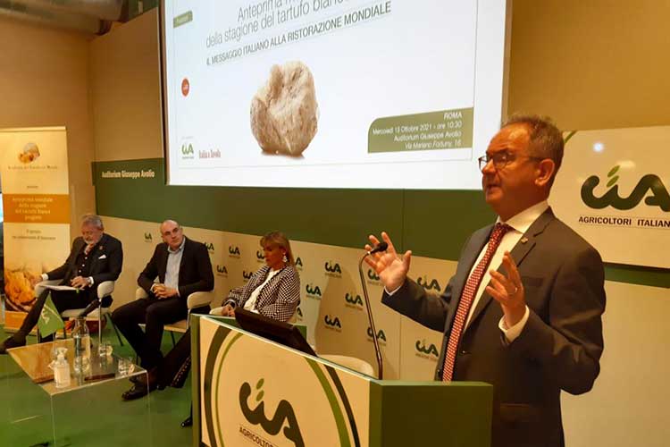 Alcuni dei partecipanti all'incontro coordinato dal direttore di Italia a Tavola, Alberto Lupini Tartufo bianco, pepite da valorizzare all'estero per favorire anche il turismo