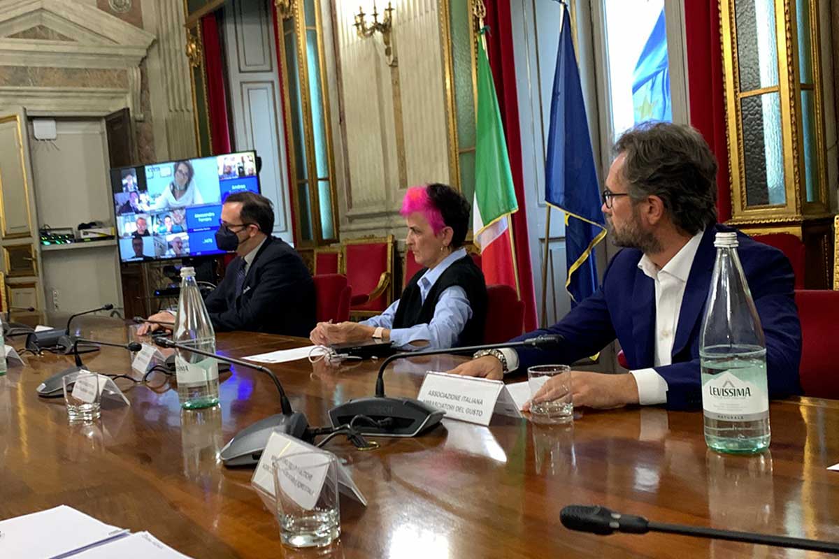 Alcuni dei partecipanti all'incontro, da sinistra: Rocco Pozzulo (Fic), Cristina Bowerman e Carlo Cracco (Ambasciatori del Gusto) Lavoro e formazione finiscono sul Tavolo della gastronomia italiana