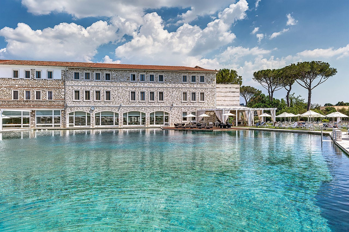 Terme di Saturnia, veduta della piscina Soggiorni... in buca: le meraviglie di 5 golf resort