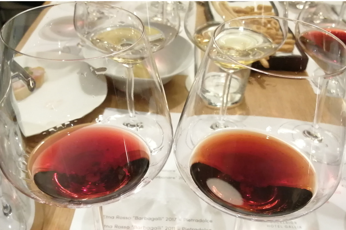 Da sinistra le annate 2017 e 2011 di Etna Rosso Barbagalli di Pietradolce I vini delle terre vulcaniche alla conquista di Terrazza Gallia