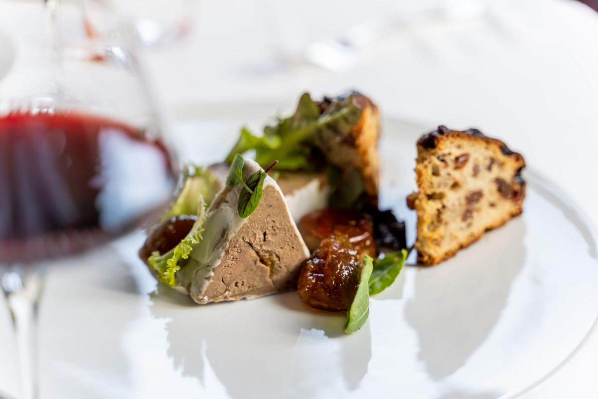 Terrina di fegati di pollo, pan dei santi e cream caramel Sapore di sale a Firenze una serata tra teatro e alta cucina