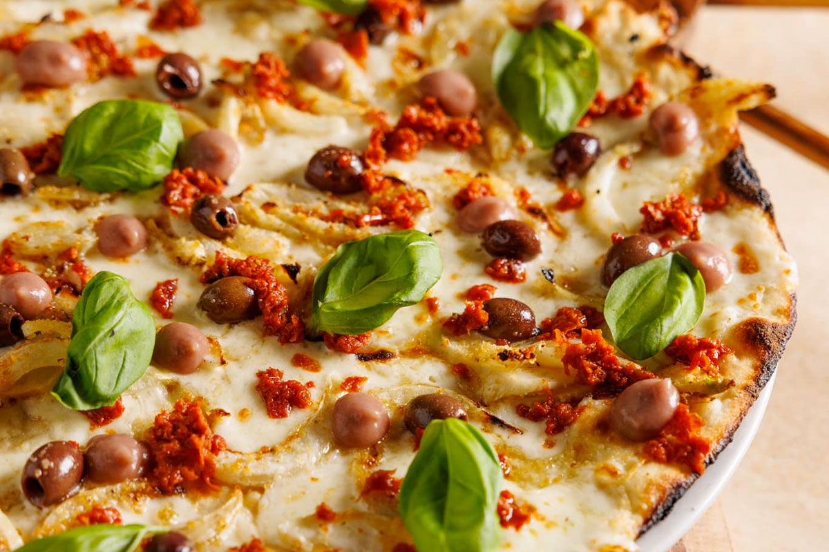 Fuori carta, ma tutti la vogliono: Sami El Sabawy rilancia la pizza “zozza” 