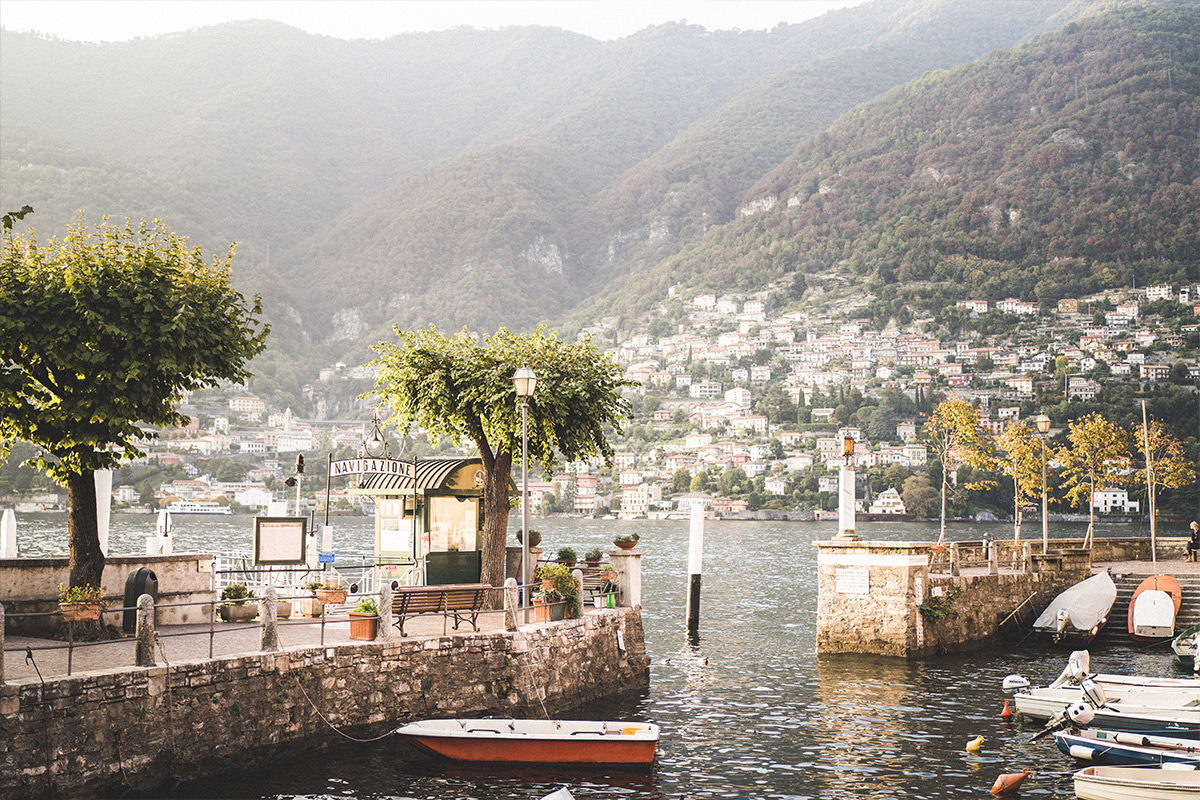 Il porticciolo di Torno, antistante Il Belvedere &ldquo;Nati per stare insieme&rdquo; sul lago al Belvedere di Torno