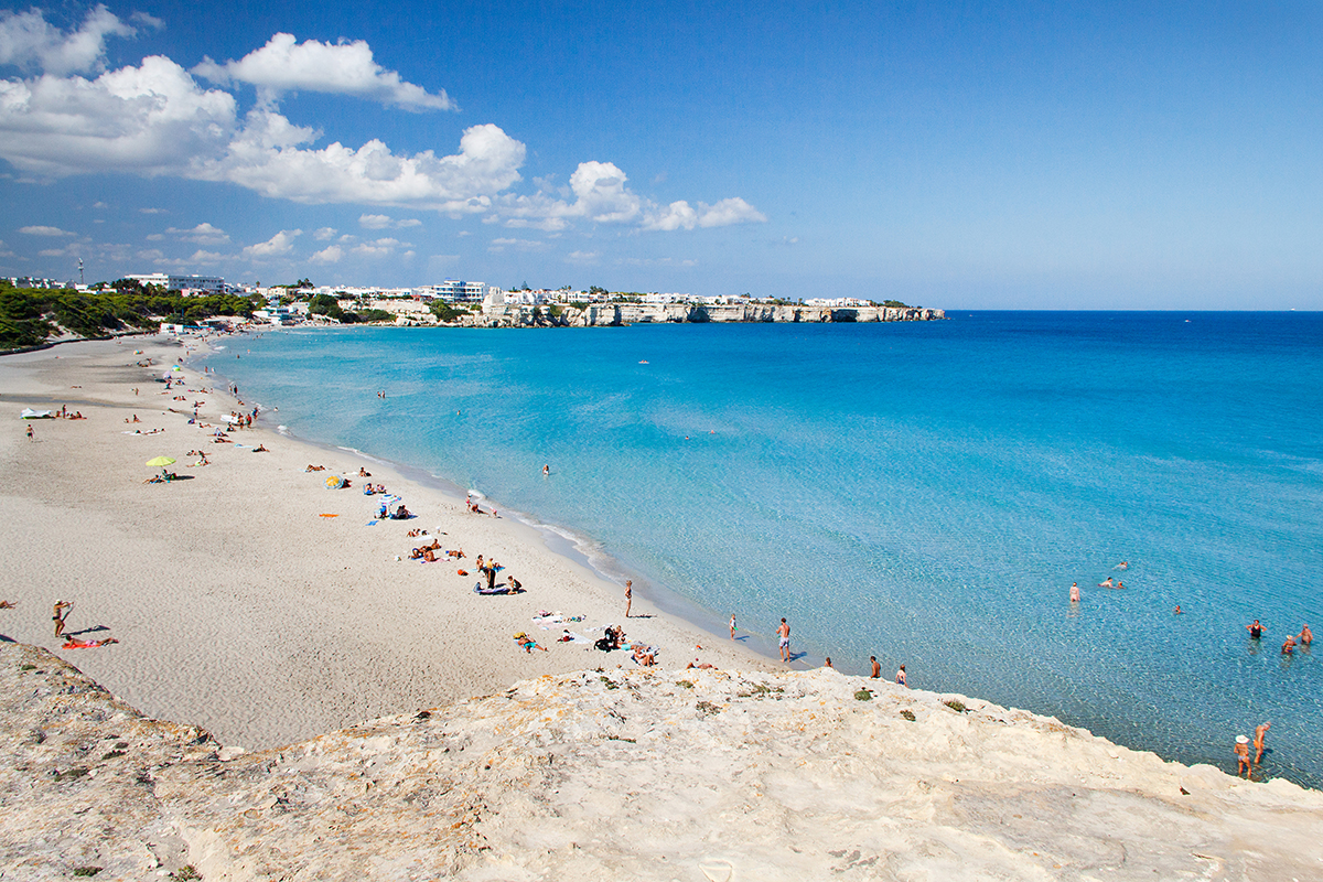 La spiaggia di Torre dell'Orso Salento, il Sud da vivere tra “lu sule, lu mare, lu jentu”