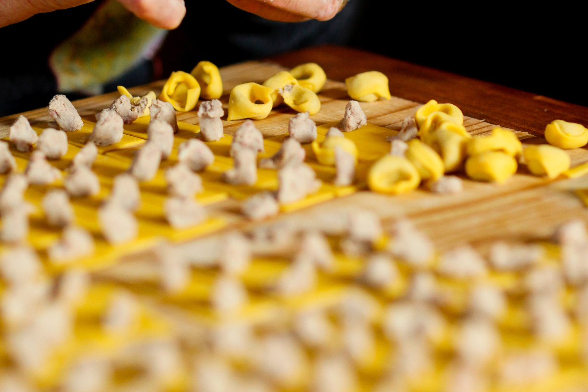 L'80% degli intervistati sa indicare almeno un piatto emiliano-romagnolo, tortellino in testa I piatti tipici più conosciuti dai turisti? Quelli dell'Emilia Romagna. Tortellino in testa