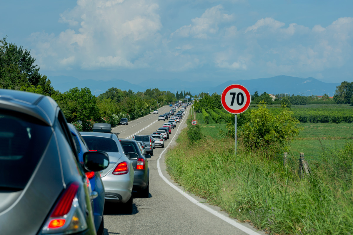 Overtourism sui laghi lombardi tra traffico, rifiuti e case a prezzi folli