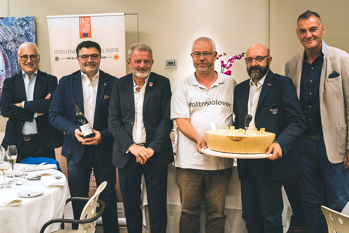 Alberto Gottardi (PG&W), Pietro Di Lernia (Enologo di Terre d'Oltrepoò) Alberto Lupini (Direttore di Italia a Tavola), Carlo Veronese (Direttore Consorzio Tutela Vini Oltrepò Pavese), Beppe Casolo (Onaf), Tiberio Kodra (Ais) A La Sprelunga di Seveso vanno in scena il Grana Padano e i vini lombardi