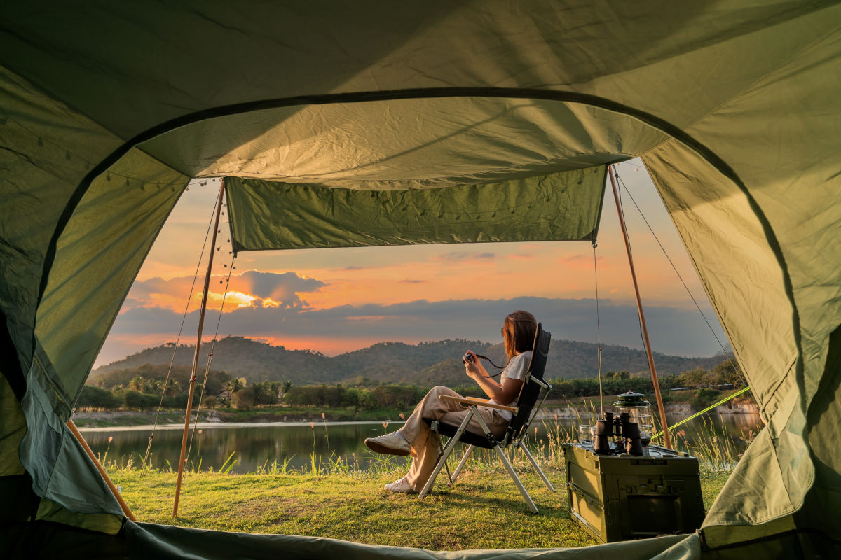 Vacanze all’aria aperta: estate record per gli appassionati di trekking e campeggio