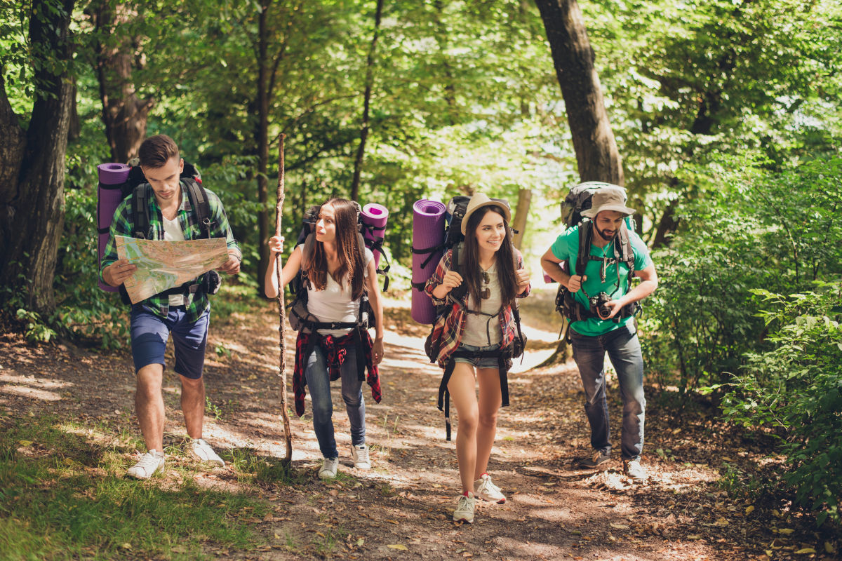 Vacanze all’aria aperta: estate record per gli appassionati di trekking e campeggio