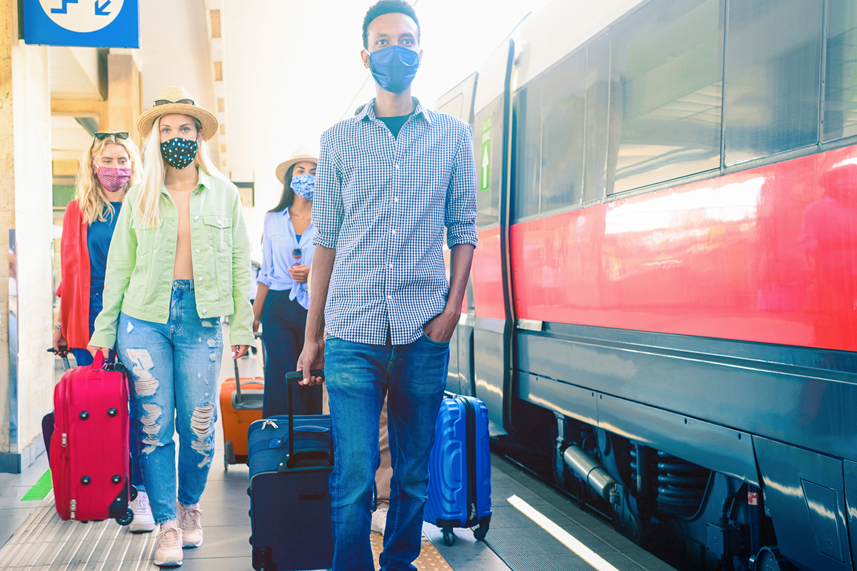 Il ministro delle Infrastrutture Enrico Giovannini illustra le misure Pronte le regole per treni e bus: capienza dell'80%