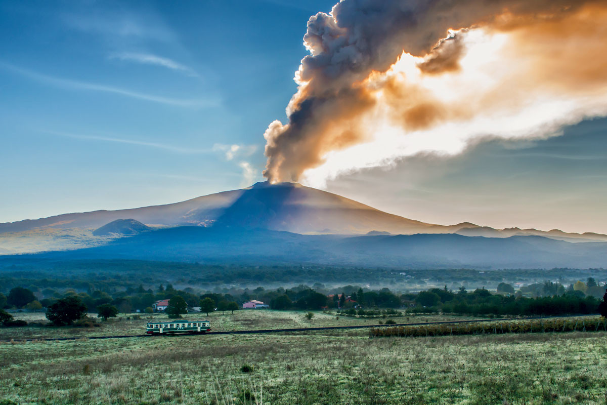 L'Etna visto dalla ferrovia Circumetnea. Foto: Facebook Il fascino nascosto dell’Etna in autunno