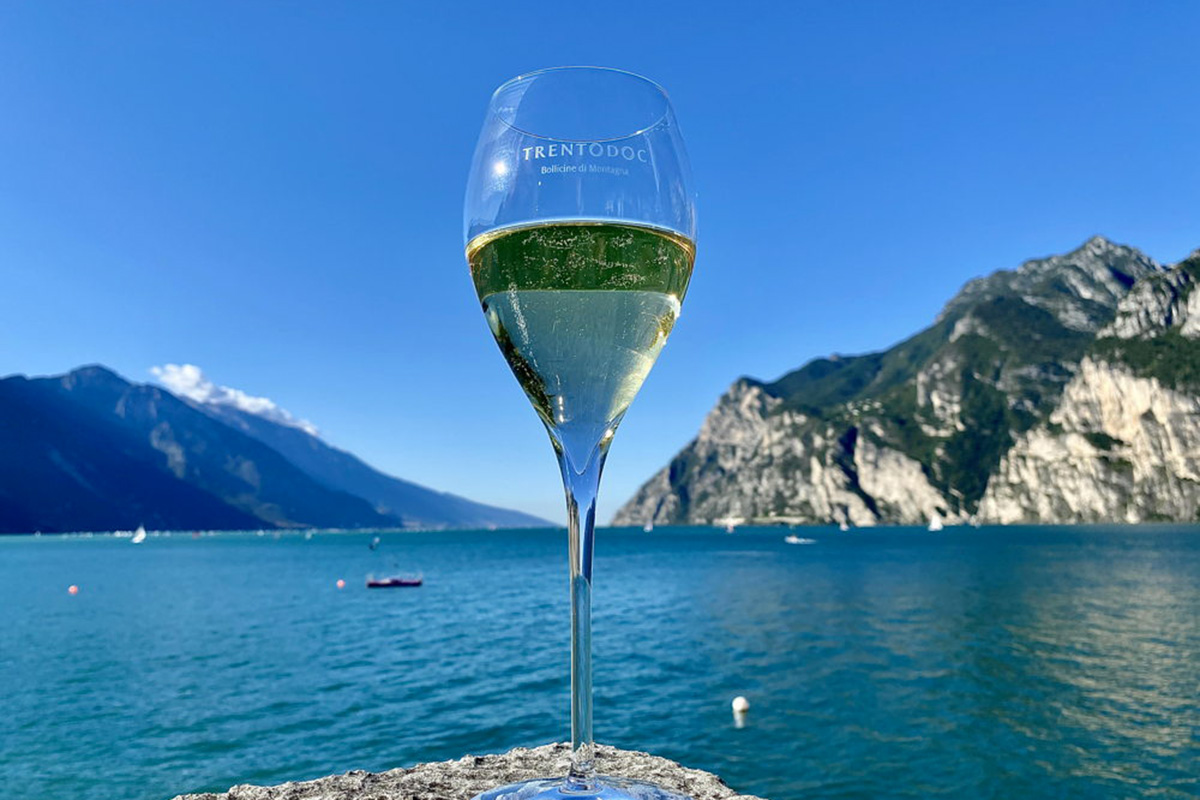 Bollicine di montagna, food e natura: una formula di grande seduzione Trentodoc sul Lago di Garda: bollicine di montagna in passerella