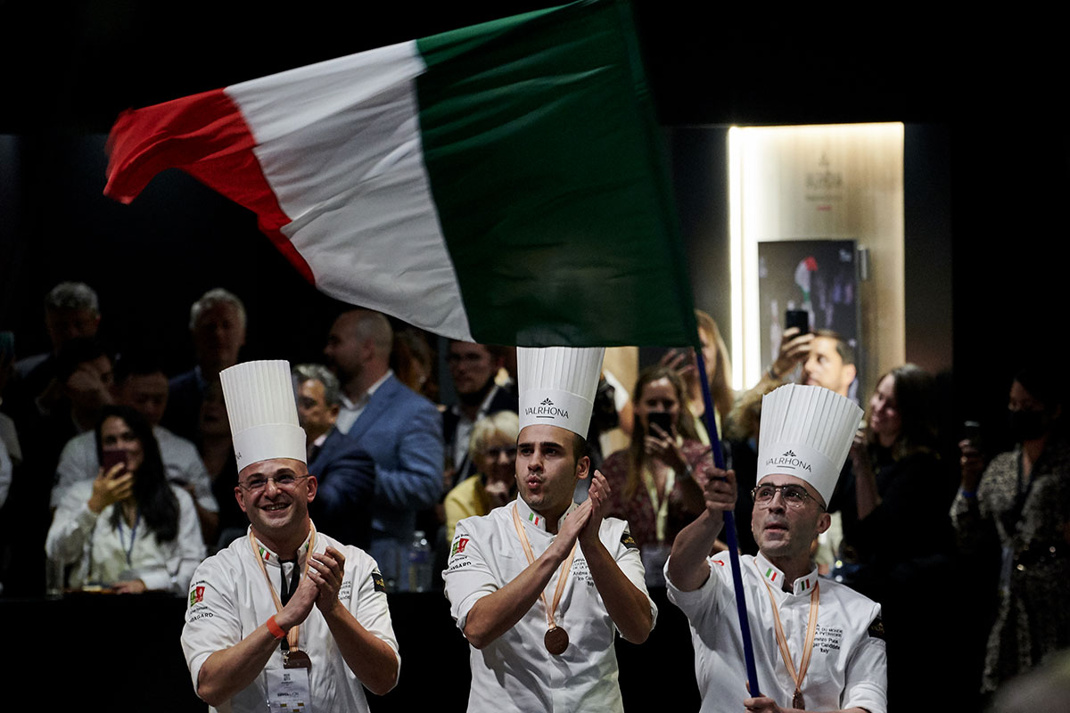 Tricolore al vento Pasticceria, siamo Campioni del Mondo. L'Italia vince un altro mondiale