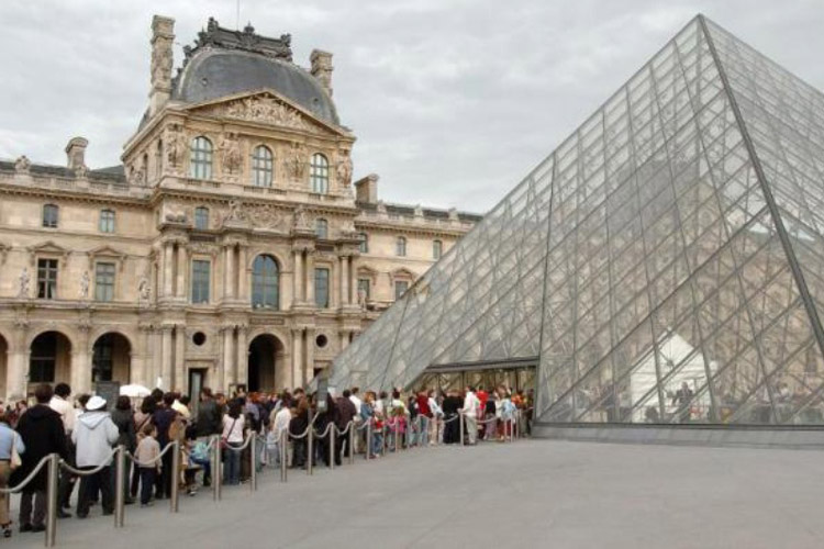 Louvre, scatta limite ai visitatori Il Louvre a numero chiuso: arriva il limite di 30mila visitatori al giorno