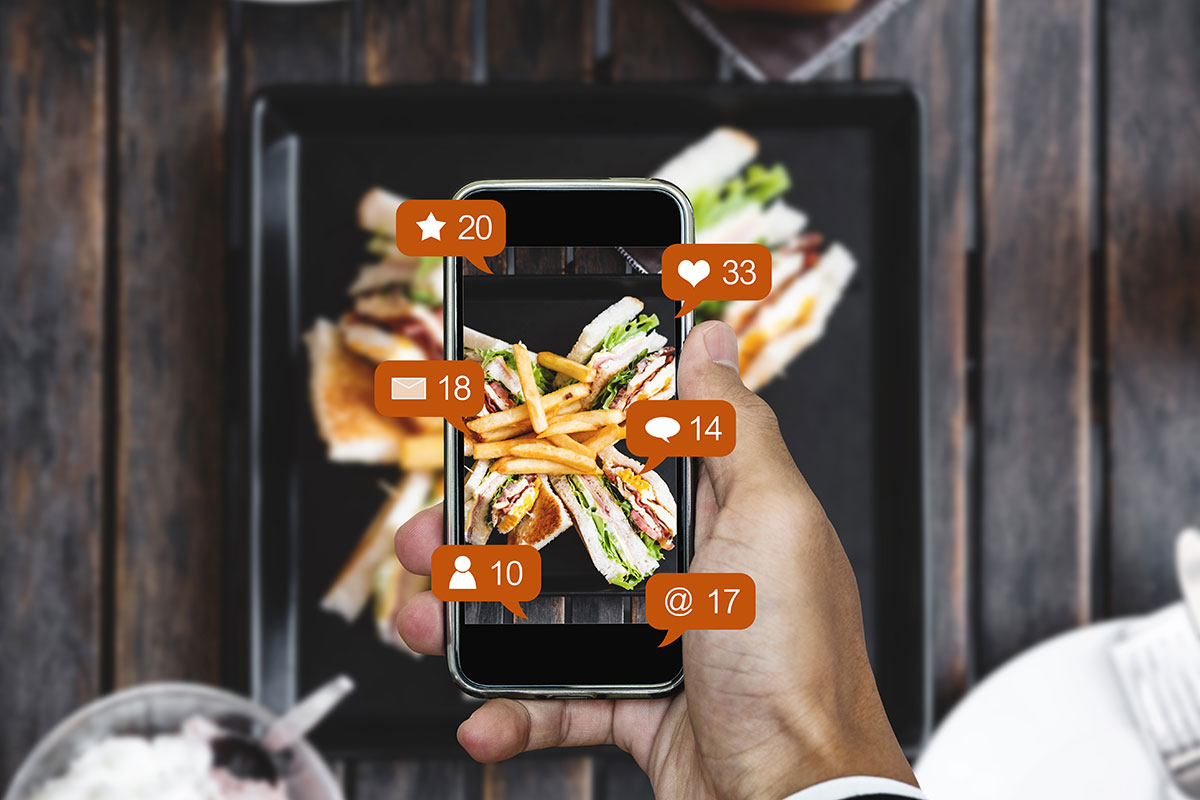 Ai food selfie non si rinuncia L'enogastromia guida le vacanze italiane. E i food selfie sono un must