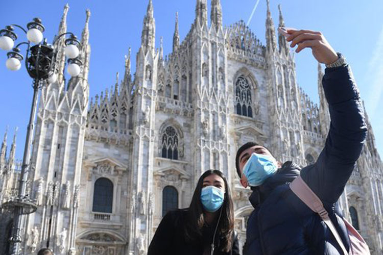 Turisti in piazza Duomo a Milano - &laquo;Venite a riscoprire la Lombardia&raquo;  La Regione a caccia di turisti