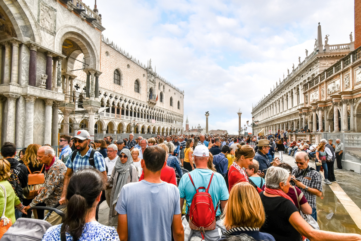 Overtourism in Italia: i problemi, le soluzioni e le città più vulnerabili