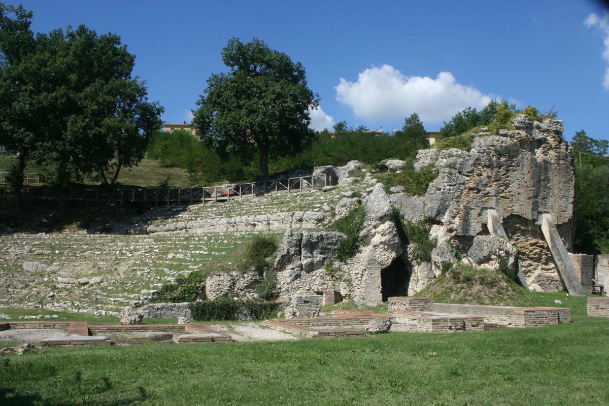 Borghi e miele a Macerata: sei tappe per scoprire l'apicoltura marchigiana