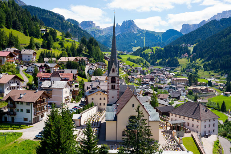 Una panoramica di Santa Cristina - Escursioni, trekking, mountain bike In Val Gardena l'estate è sportiva