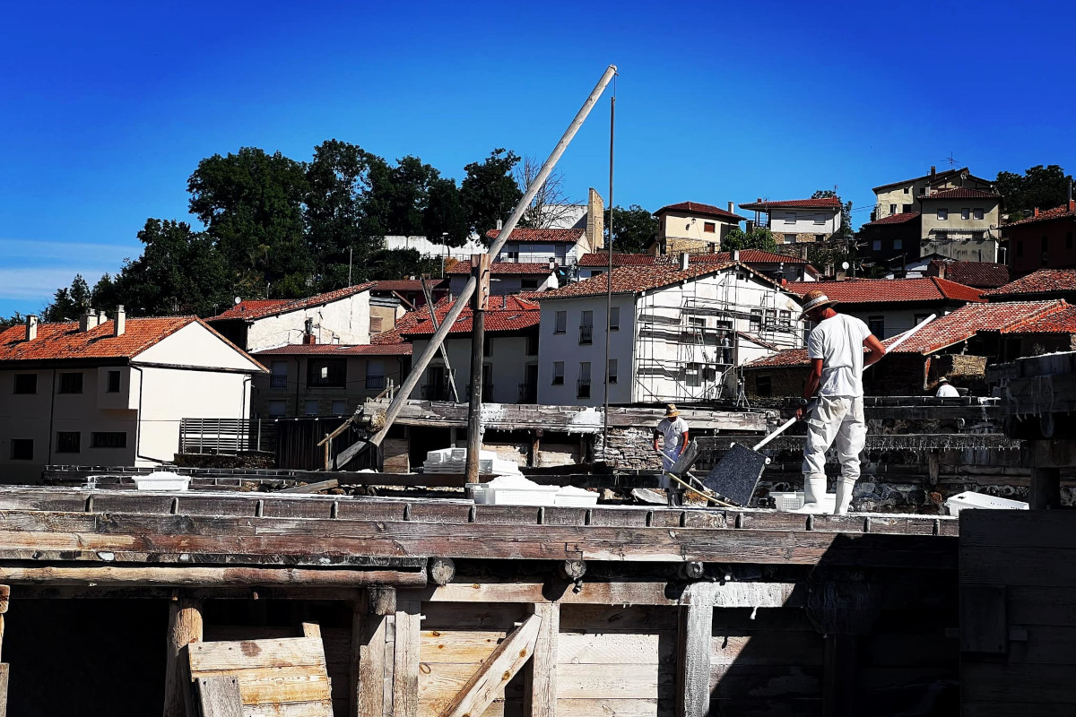 Salineros al lavoro  Añana dove il sale diventa un’eccellenza