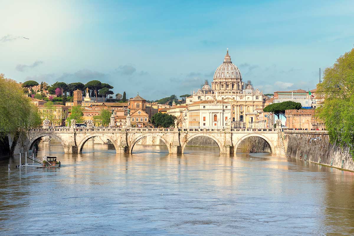 Sullo sfondo, la Basilica di San Pietro Pellegrini e turisti, in Vaticano si entra solo con il green pass