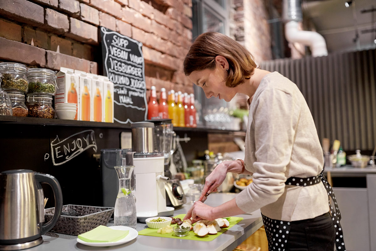  I vegetariani possono mangiare tranquillamente il cibo vegano, ma non è detto che i vegani possano fare il contrario Vegani contro i vegetariani: la battaglia si combatte anche al ristorante