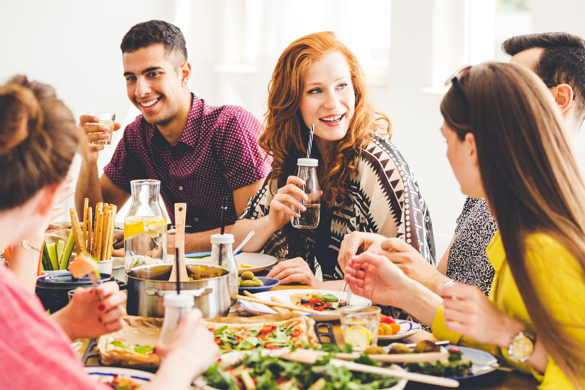 Gli attivisti vegetariani e vegani si guardano con parecchio sospetto, anche al ristorante Vegani contro i vegetariani: la battaglia si combatte anche al ristorante