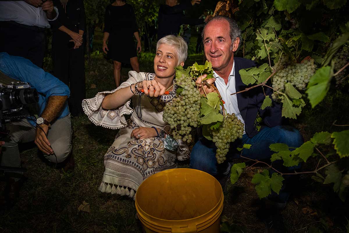 Da sinistra, Sarah dei Tos e il presidente della Regione Veneto Luca Zaia Vino e sostenibilità, sulle Colline del Prosecco più spazio a biologico ed enoturismo