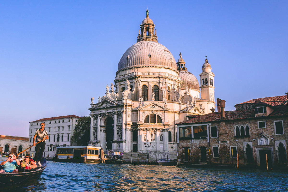 Venezia, lotta alla movida notturna: basta musica alle 23 e limitazioni all'alcol