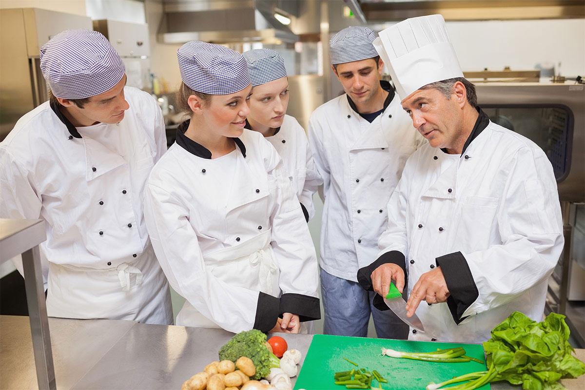 La vera urgenza per bar e ristoranti? La riforma delle scuole alberghiere