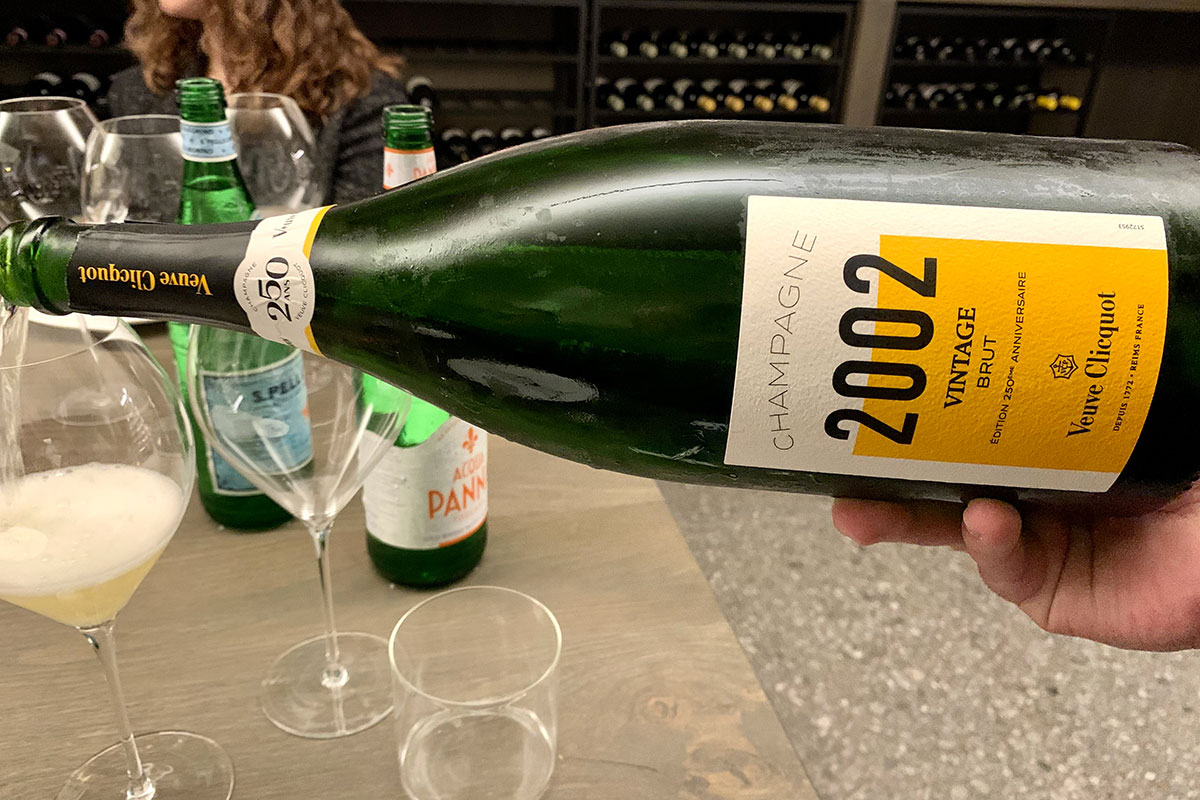 Da Confine la pizza di cucina incontra le Magnum di Veuve Clicquot