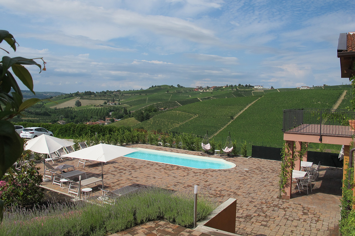 Una vista della struttura Villa Garassino, una country house che esalta il Barbaresco