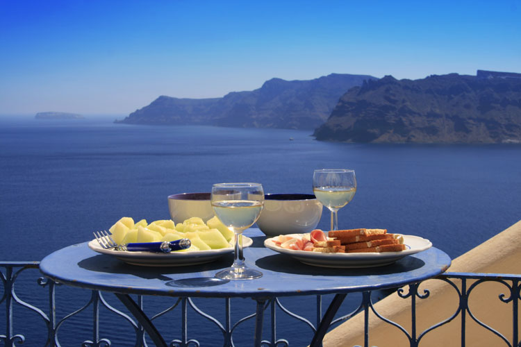 Estate, tempo di mare, cibo e vino bianco - Il vino ideale per la cucina di mare? Bianco, fresco e... campano