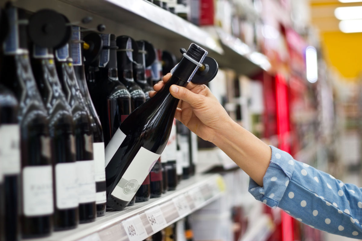 Vino, tra supermercati ed enoteche: come vanno le vendite? Ecco i dati