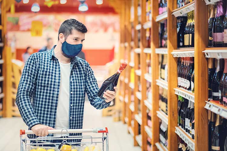 Il vino si compra sempre di più al supermercato, dove i clienti preferiscono le bollicine