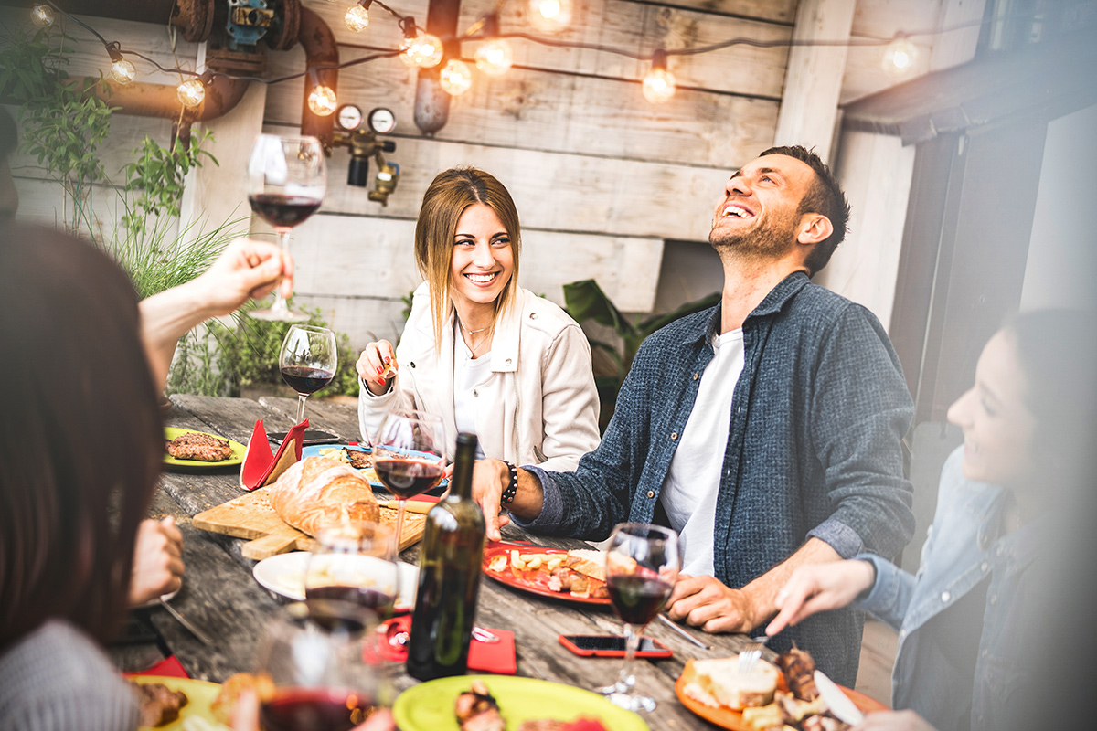 Vino al centro della Dieta mediterranea Altro ok dell'Ue alla relazione vino-cancro. Centinaio: «Continuiamo a difendere il made in Italy»