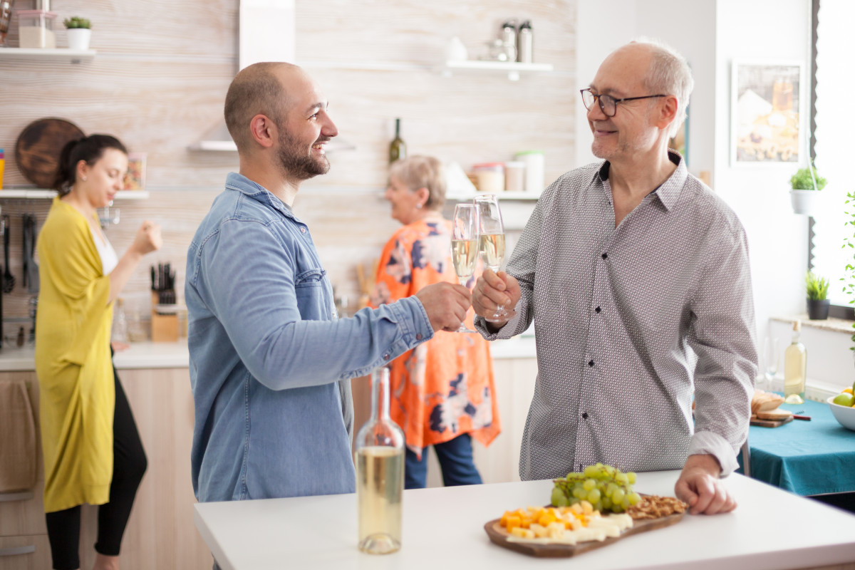 Vino, un amore che unisce l'Italia: ecco come lo bevono le diverse generazioni