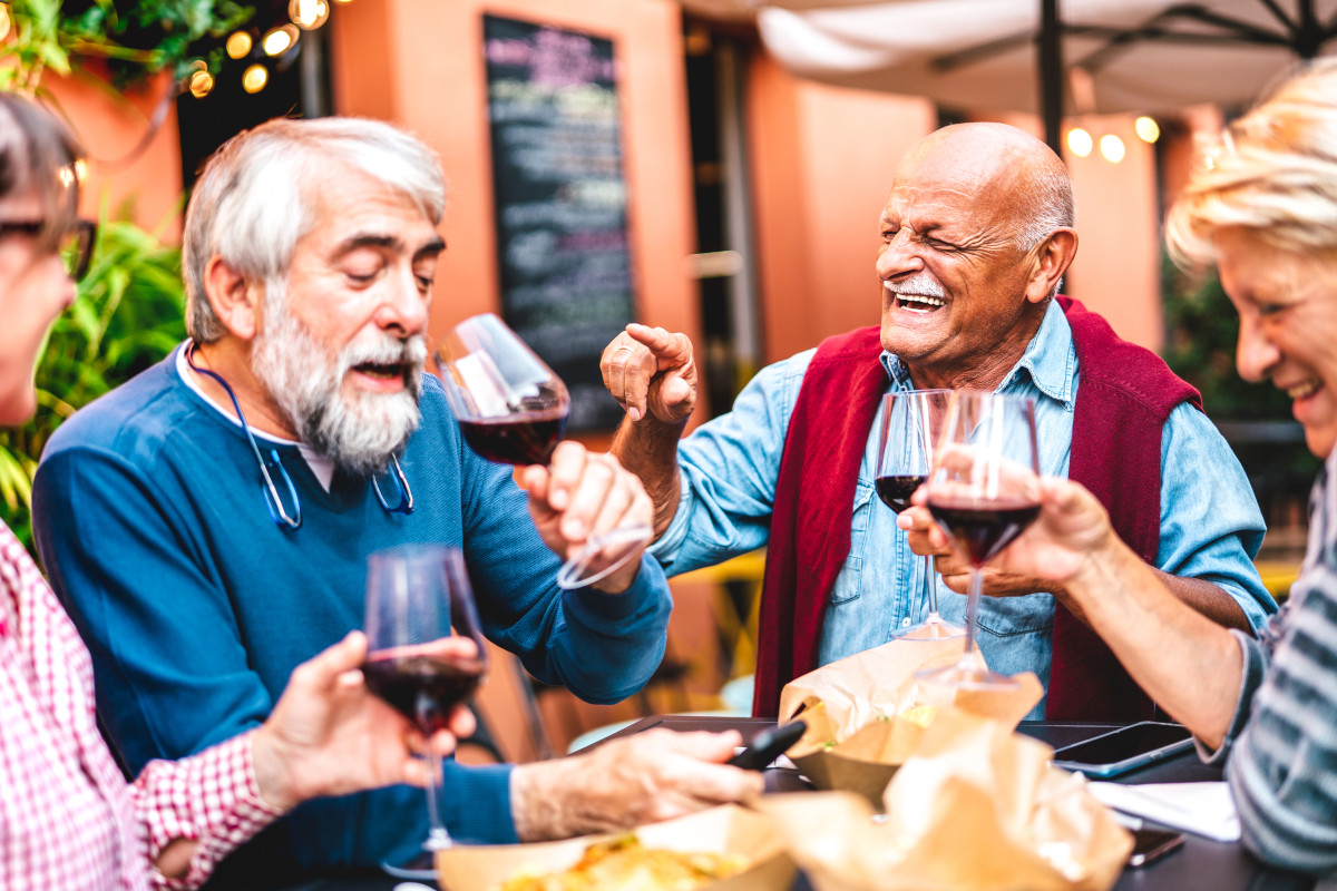 Il vino è davvero l'elisir di lunga vita della dieta mediterranea?