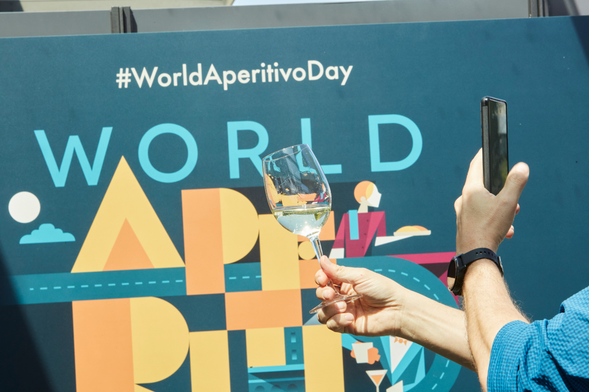 Milano vara il World aperitivo day e il manifesto che ne celebra il rituale