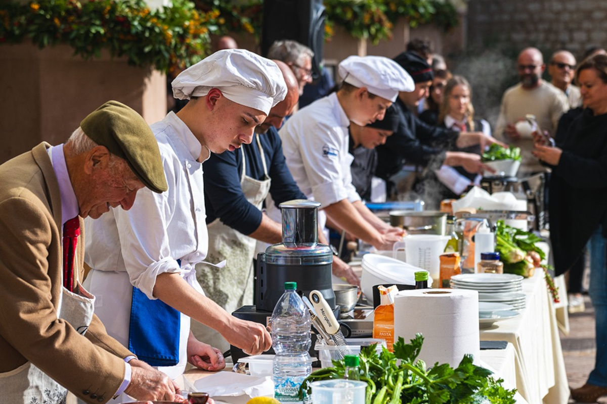 Il sedano nero e la salsiccia, due eccellenze gastronomiche di Trevi
Il sedano nero e la salsiccia, due eccellenze gastronomiche di Trevi