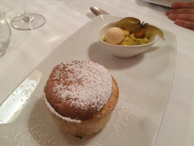 Soufflé al frutto della passione, zuppa esotica e sorbetto allo zenzero
