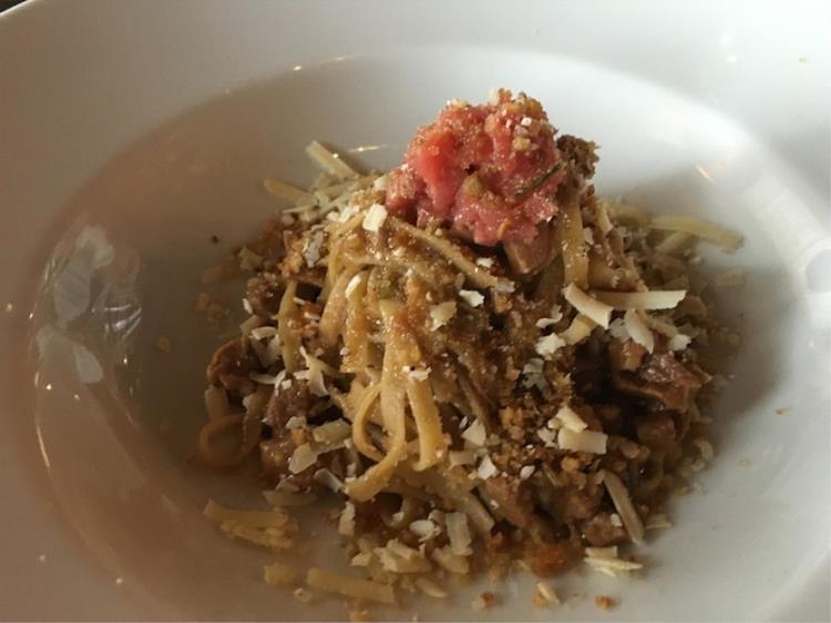 Tagliatelle di puccia alla genovese di manzo del proprio maso, con veli di ricotta pugliese stagionata in grotta (Nicola Laera)