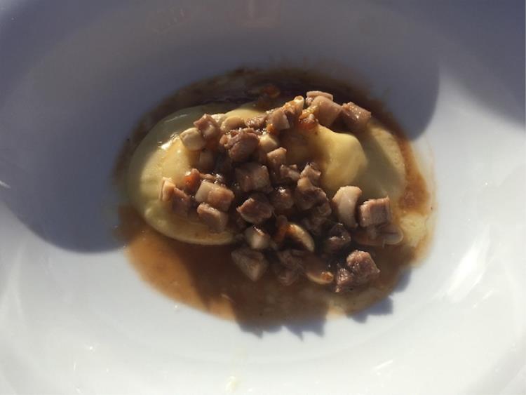 Tortello al caprino su purè di rape rosse, arachidi e ragout di maialino da latte (Matteo Metullio)