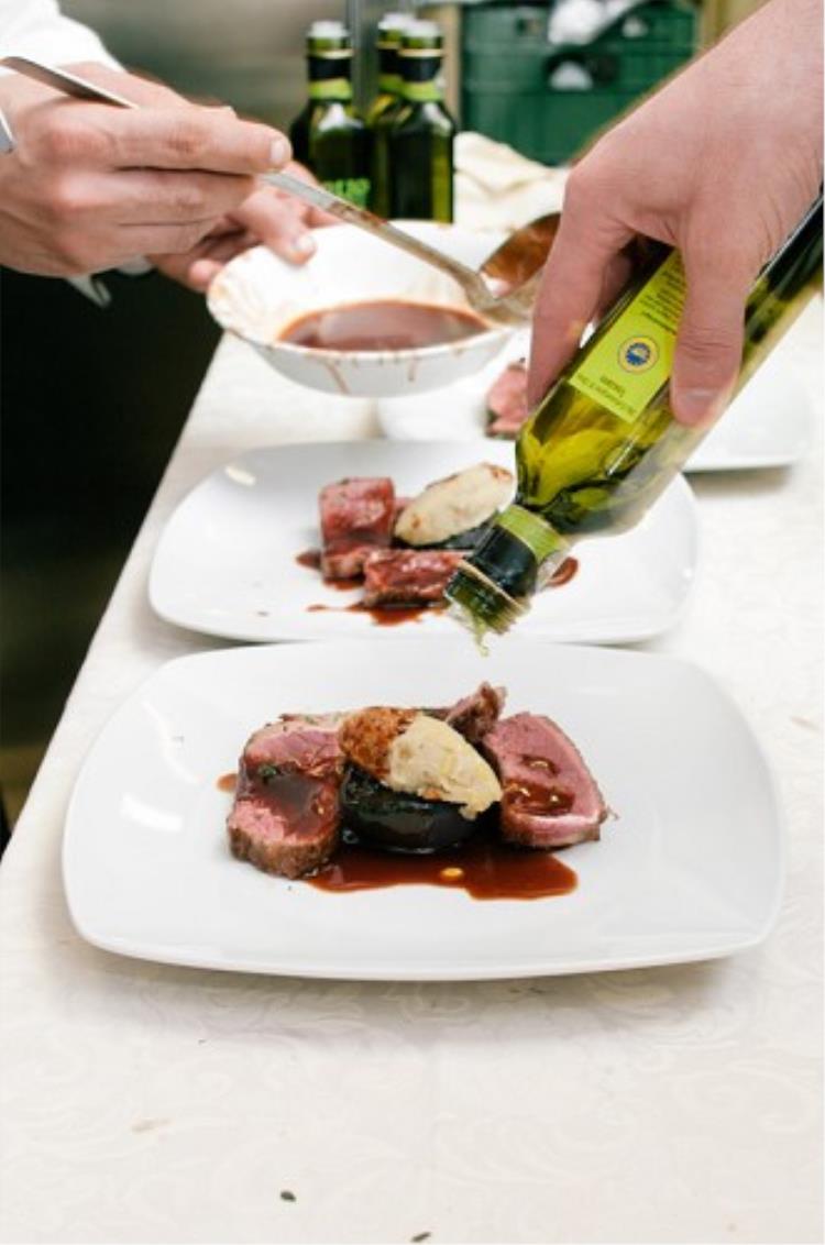 Tagliata di manzo St. George selezione Jolanda de Colò con riduzione di Chianti (Colli Fiorentini Docg ris. “Vigna La Quercia” ’08 - Castelvecchio), cipolla rossa al sale e passatina di fave e timo - chef Richard Leimer