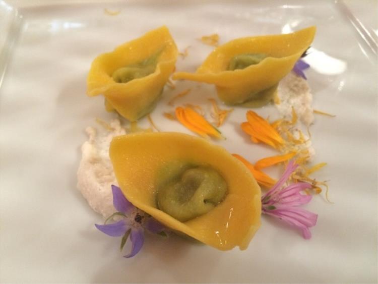 Ravioli di pollastra di tonco, ortaggi, verbena e olio di nocciole
